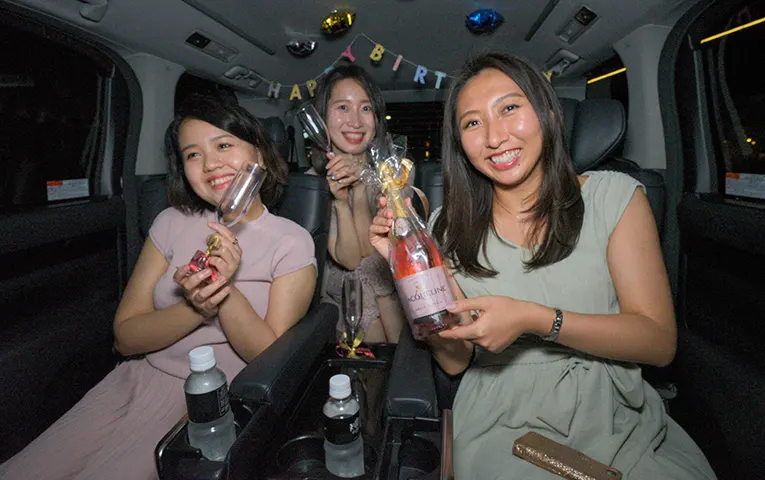 ハイヤーの車内で乾杯