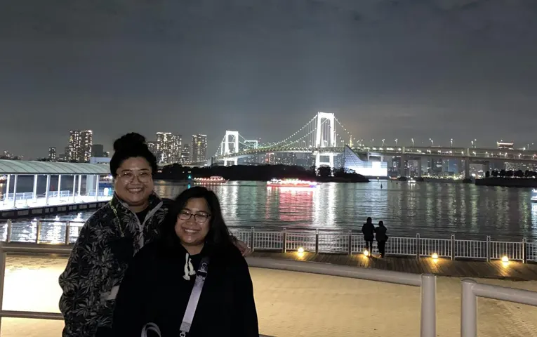 お台場の夜景で記念撮影