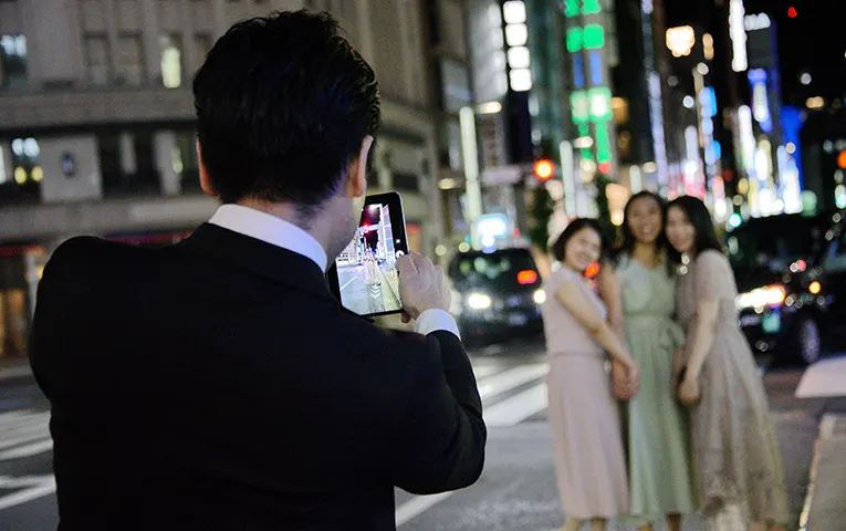 夜の街で記念撮影