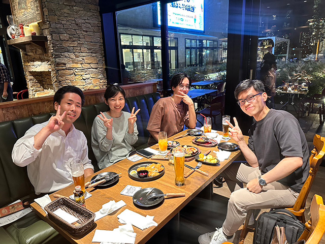 各テーブル楽しく話がはずみます