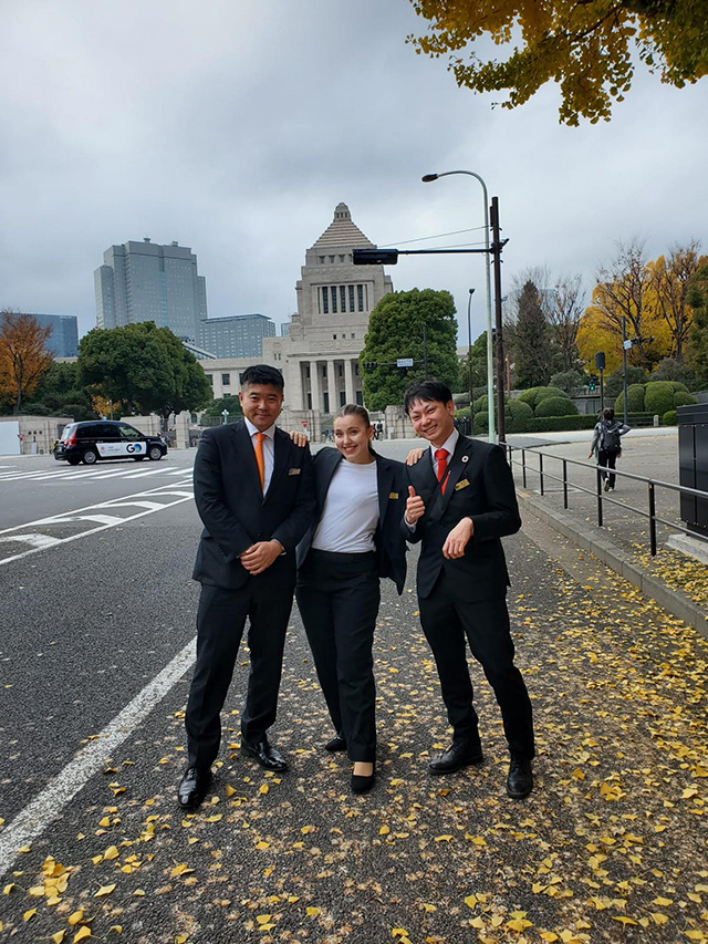 都内研修1日目、国会議事堂前にて