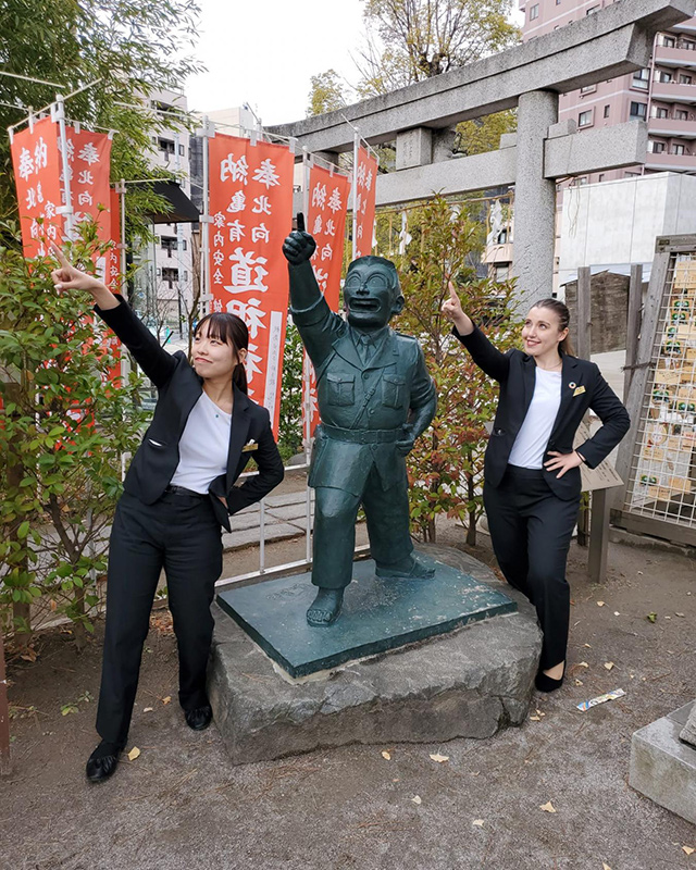 寅さん像と記念撮影