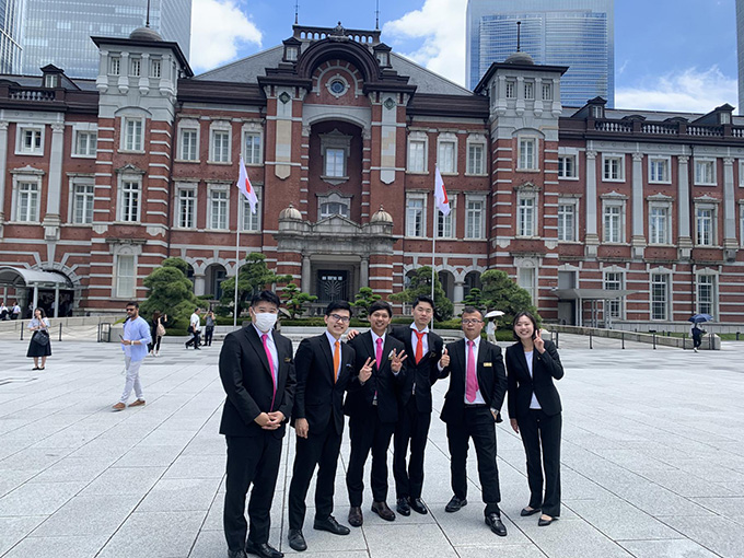 英語観光研修、東京駅にて
