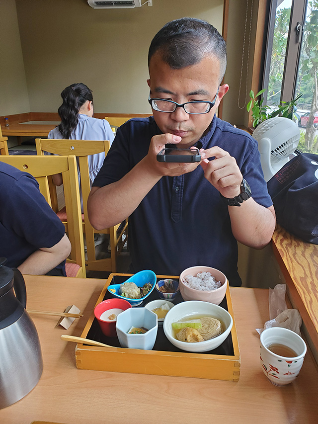 湯葉のランチを写真に納める胡プランナー