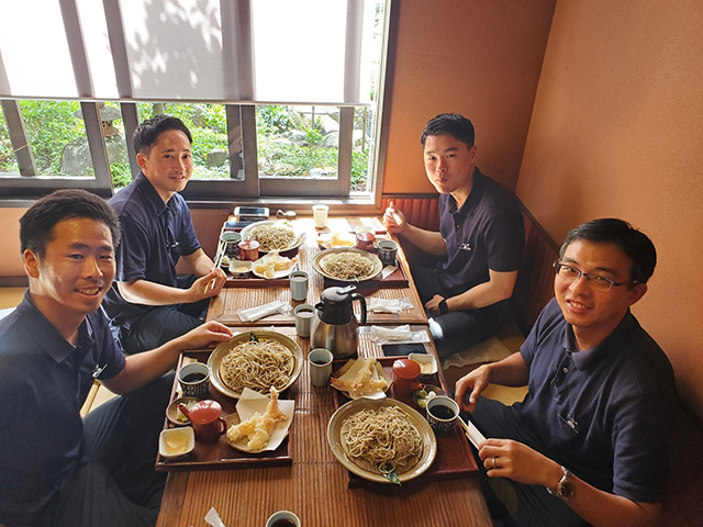 富士、箱根観光研修、ランチをみんなで