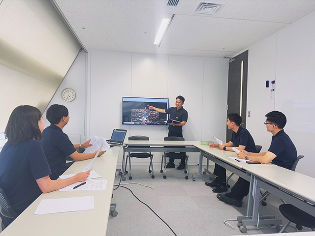 社内にて座学で研修