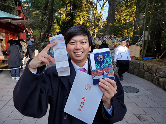 おみくじを引くプランナー