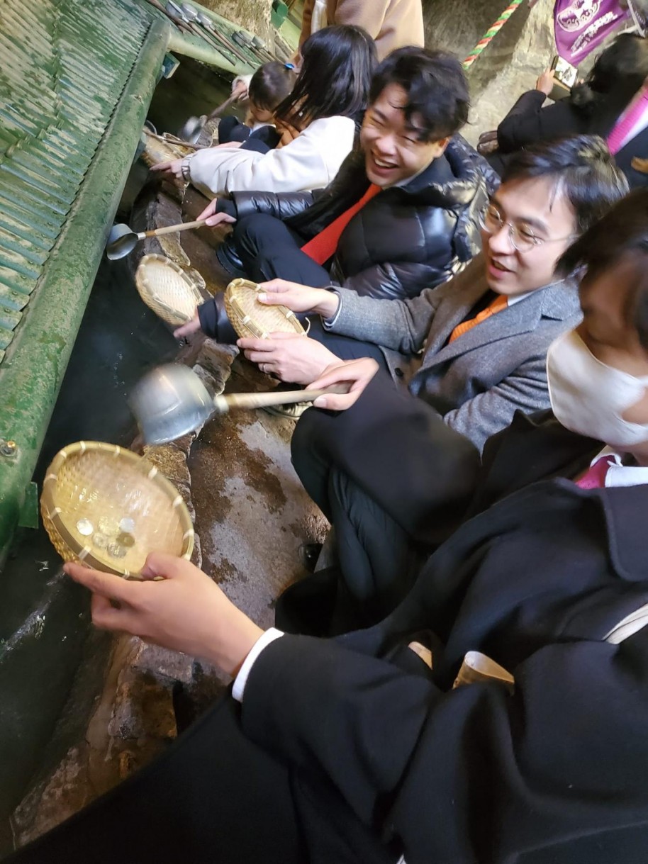 銭洗い弁天でお金を洗う