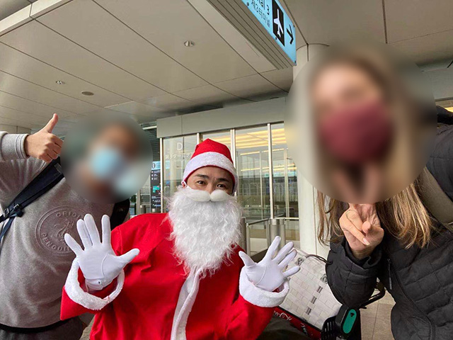 サンタ姿でお迎え!