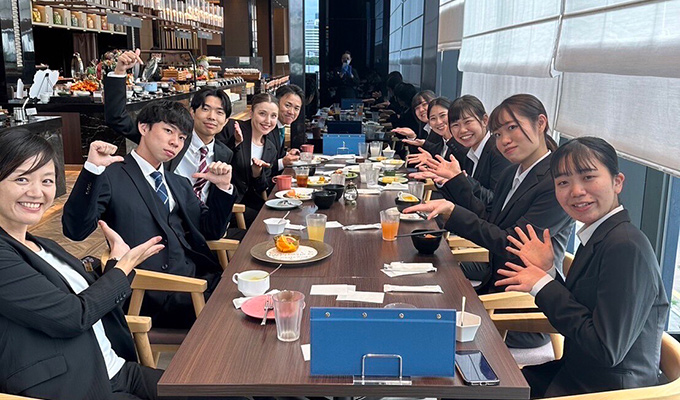 ブッフェにて昼食会
