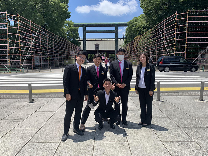 英語観光研修、靖国神社にて