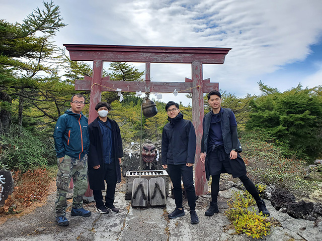 神社前で記念撮影