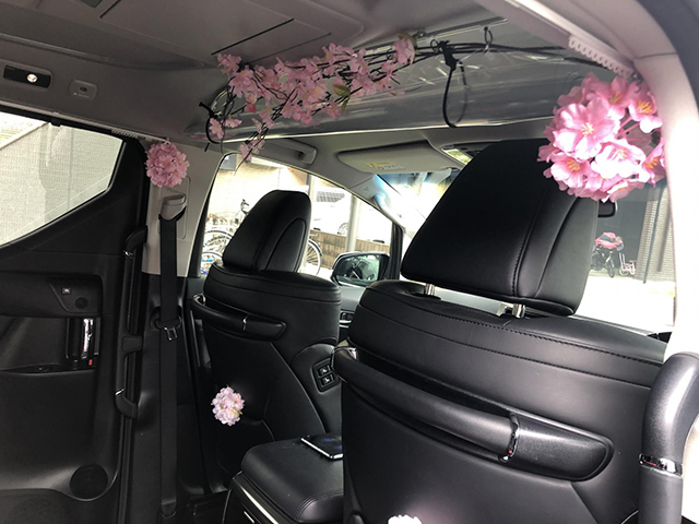 お花見仕様の車内装飾