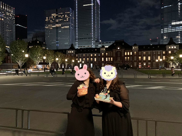 東京駅の夜景と記念撮影