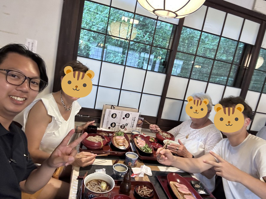 お蕎麦屋さんをご案内