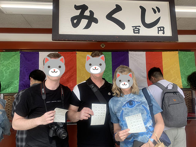 ハイヤーによる東京観光、おみくじに挑戦