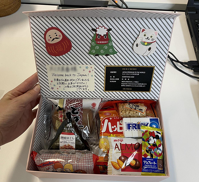 帰国者ハイヤー送迎 車内サービスお菓子ボックス