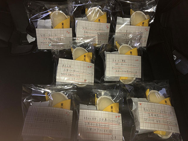 メッセージカードを添えたお土産