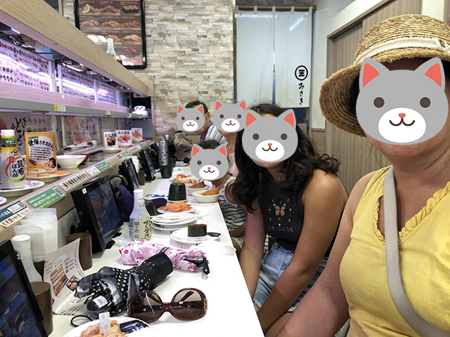 ゲストは、回転すしに挑戦