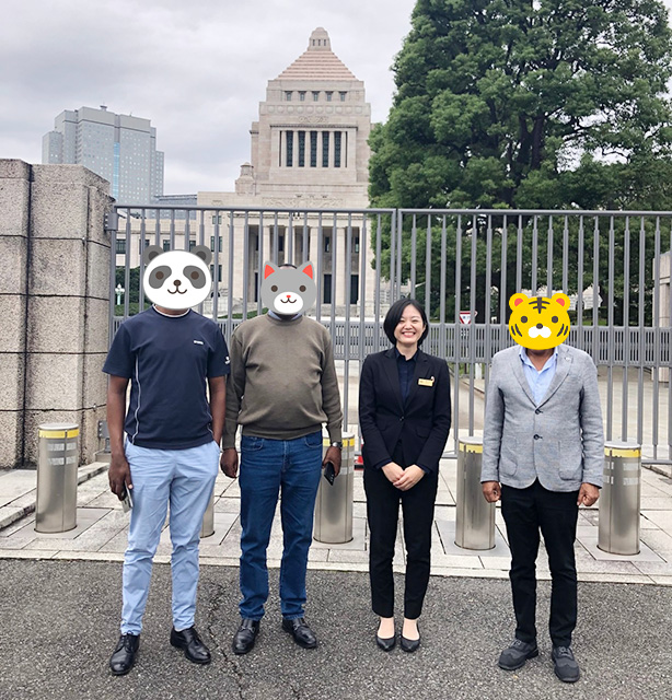 ハイヤーによる東京観光ツアー、国会議事堂にて